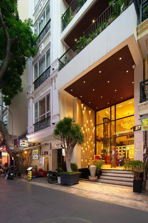 Le Premier Hotel & Rooftop Bar — 1