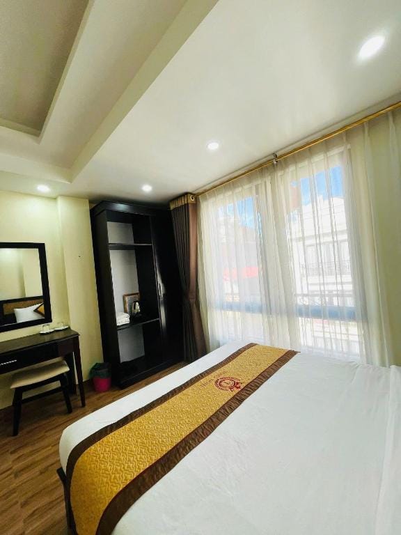Tom's Hotel — 1